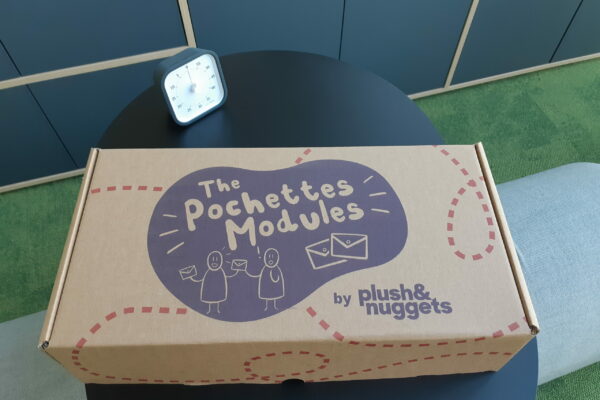pochettes modules on a table with a timer to bring the benefits of play at work