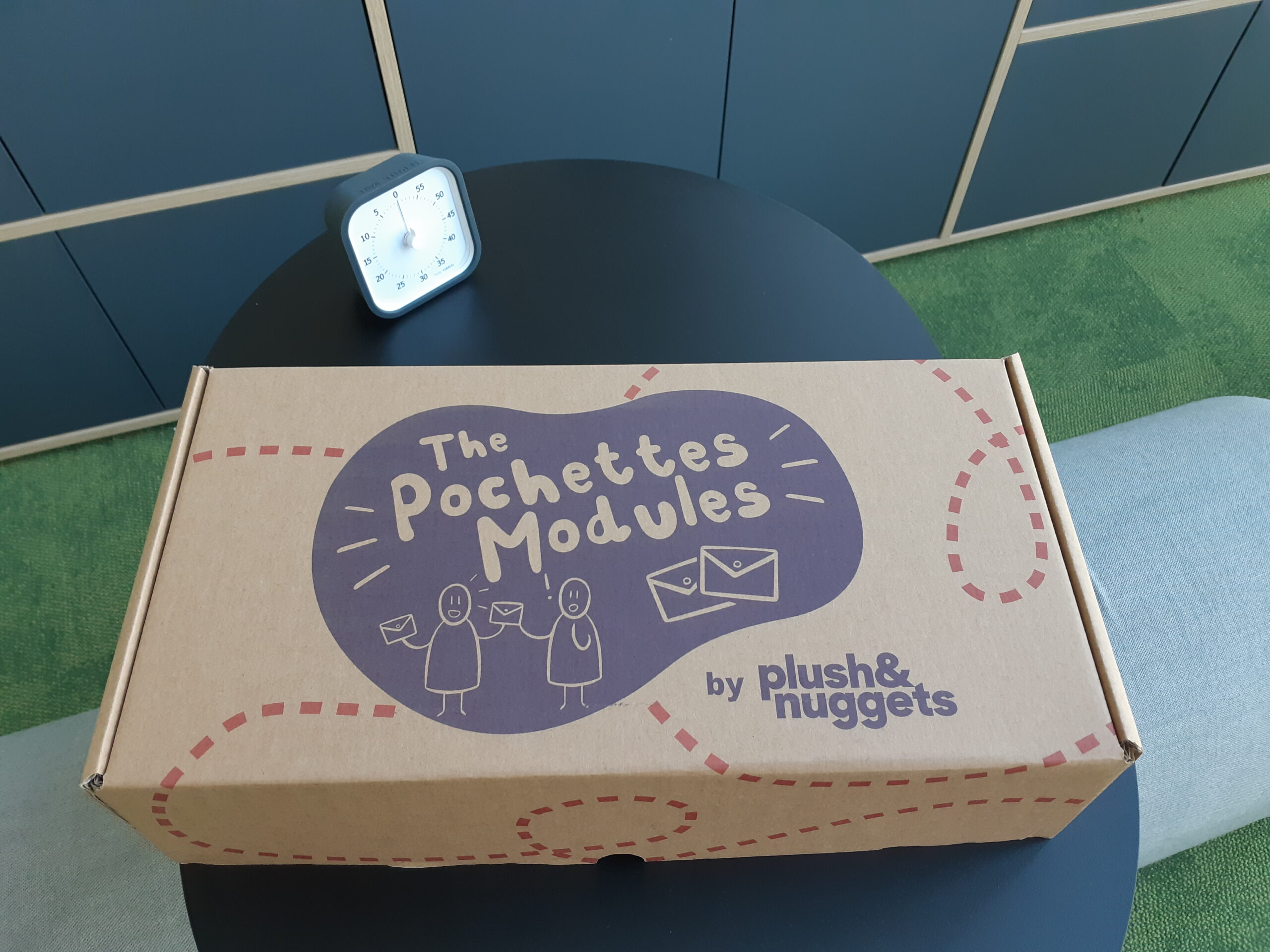 pochettes modules on a table with a timer to bring the benefits of play at work