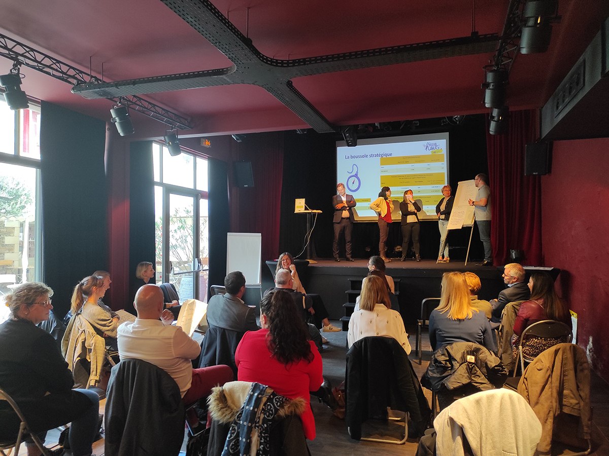 workshop facilitation in Nantes with people sitted and others on stage presenting their work