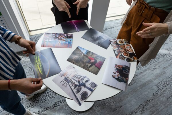 People playing with the photolanguage module from our Pochettes Modules during a workshop