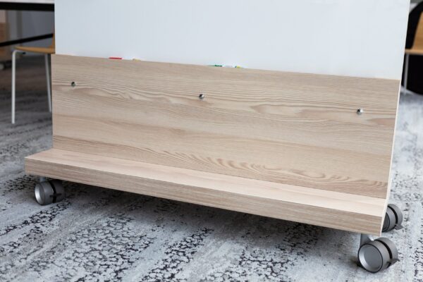 zoom on the wooden base and the high quality wheels of the ultimate whiteboard