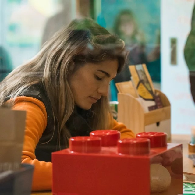 🌈 Retour sur la journée arc en ciel

Témoignage de @tssln de @tambagirl , formatrice Leadership à La Pépite :

« J’ai adoré cette journée qui a réuni des personnes de tous horizons, créant une atmosphère vibrante d'énergie colorée et de créativité propre à ce lieu. Chaque échange a été pour moi une source d'inspiration, et j'ai vraiment ressenti la puissance de la collaboration.

Ce que j'apprécie particulièrement à La Pépite, c'est que c'est bien plus qu'un simple espace de coworking. C'est un lieu spacieux et accueillant où l'on peut travailler de manière collaborative tout en profitant d'espaces silencieux pour se concentrer : L’environnement parfait pour innover et créer. »

Merci Tess et à tous les participants de cette belle journée !

#JournéeArcEnCiel #LaPépite #Créativité #Innovation #EspaceCoworking #ÉnergiePositive #Communauté